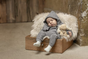 Baby trägt Frilo Strickware